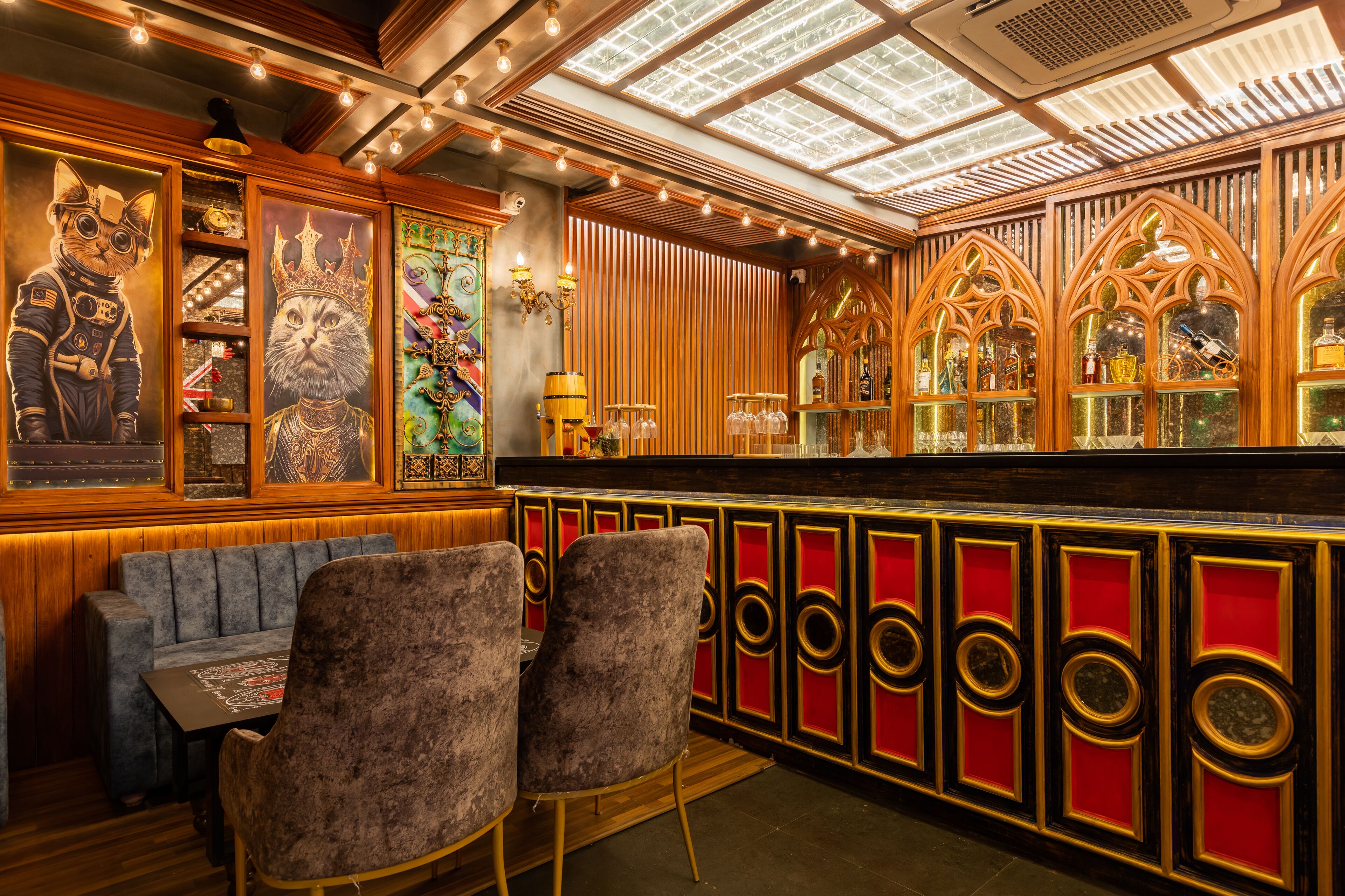 Una zona de bar con paneles de madera, una barra con vitrinas de vidrio y asientos cómodos.