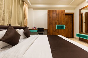 Escritorio, cortinas opacas, tabla de planchar con plancha y wifi