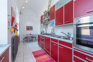 Refrigerador, microondas, horno y lavavajillas