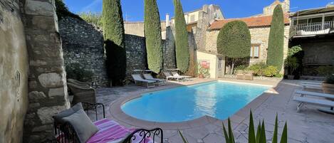 Een buitenzwembad, een verwarmd zwembad