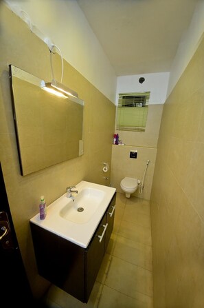 Combined shower/tub - SLEEKHOUSE , a townhouse with a lake view (Lekki)