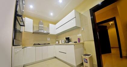 SLEEKHOUSE , a townhouse with a lake view