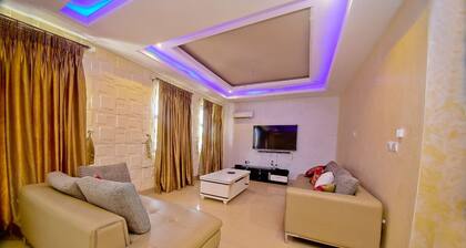 SLEEKHOUSE , a townhouse with a lake view