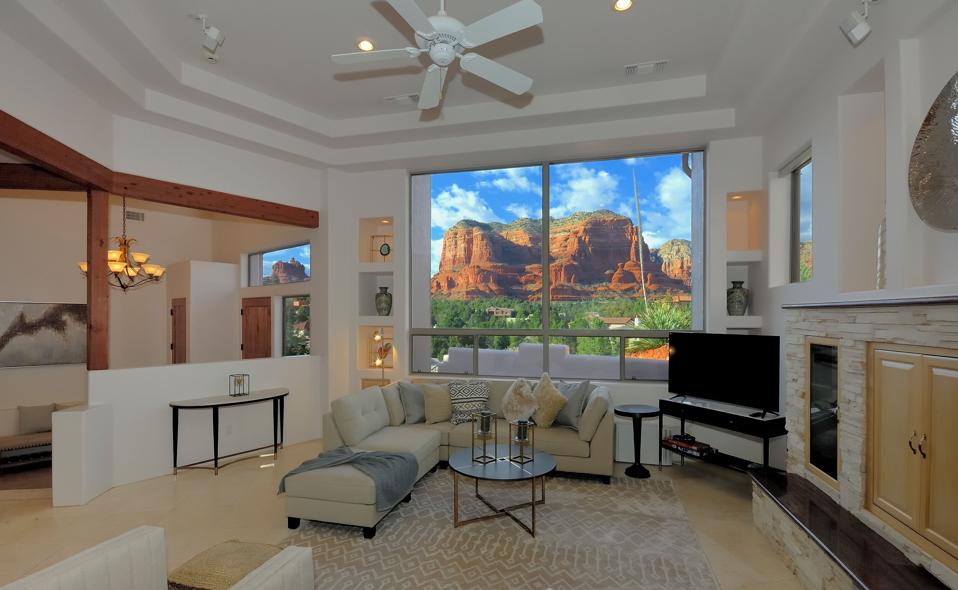 Smart TV, chimenea y estéreo 