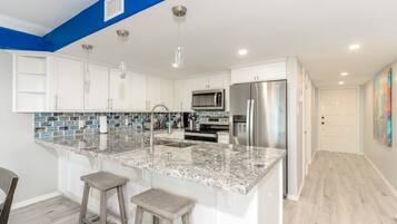 Refrigerador, microondas, parrilla de estufa y lavavajillas