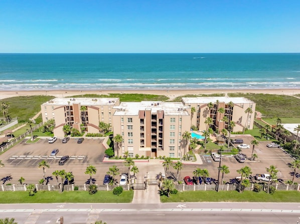 Situated near the beach, this hotel offers a central atrium and modern design.