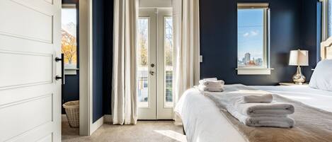 4 bedrooms, desk, iron/ironing board, free WiFi