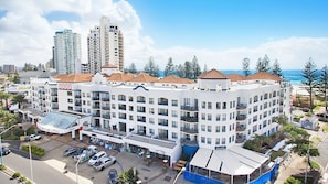Situated in an urban setting, this hotel offers stunning ocean views from its balconies.