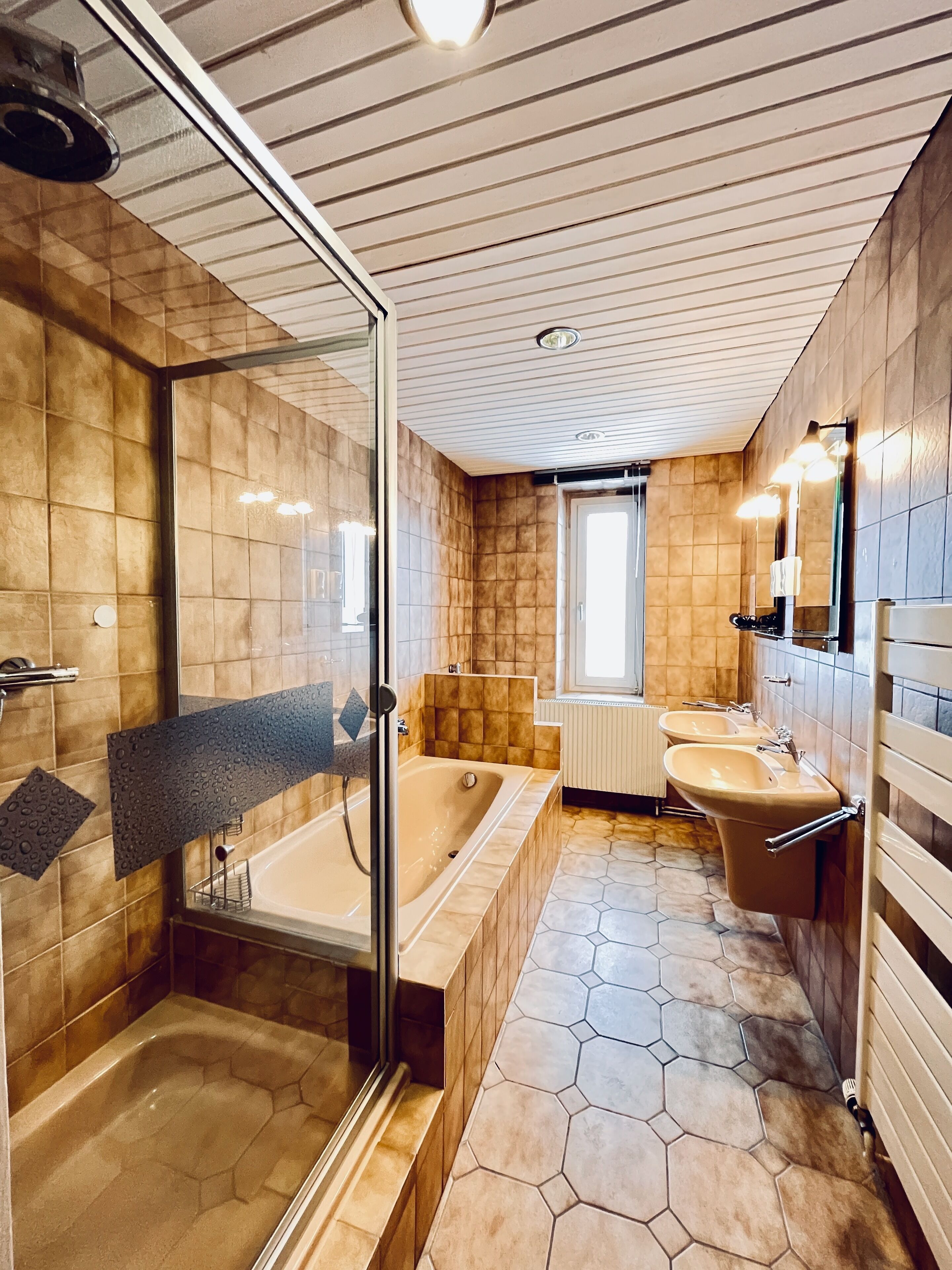 Deep-soaking bathtub