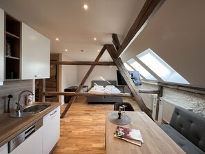 1,5 Zimmer Loft Bergblick & Marktblik | Área de sala de estar | Televisión de pantalla plana 