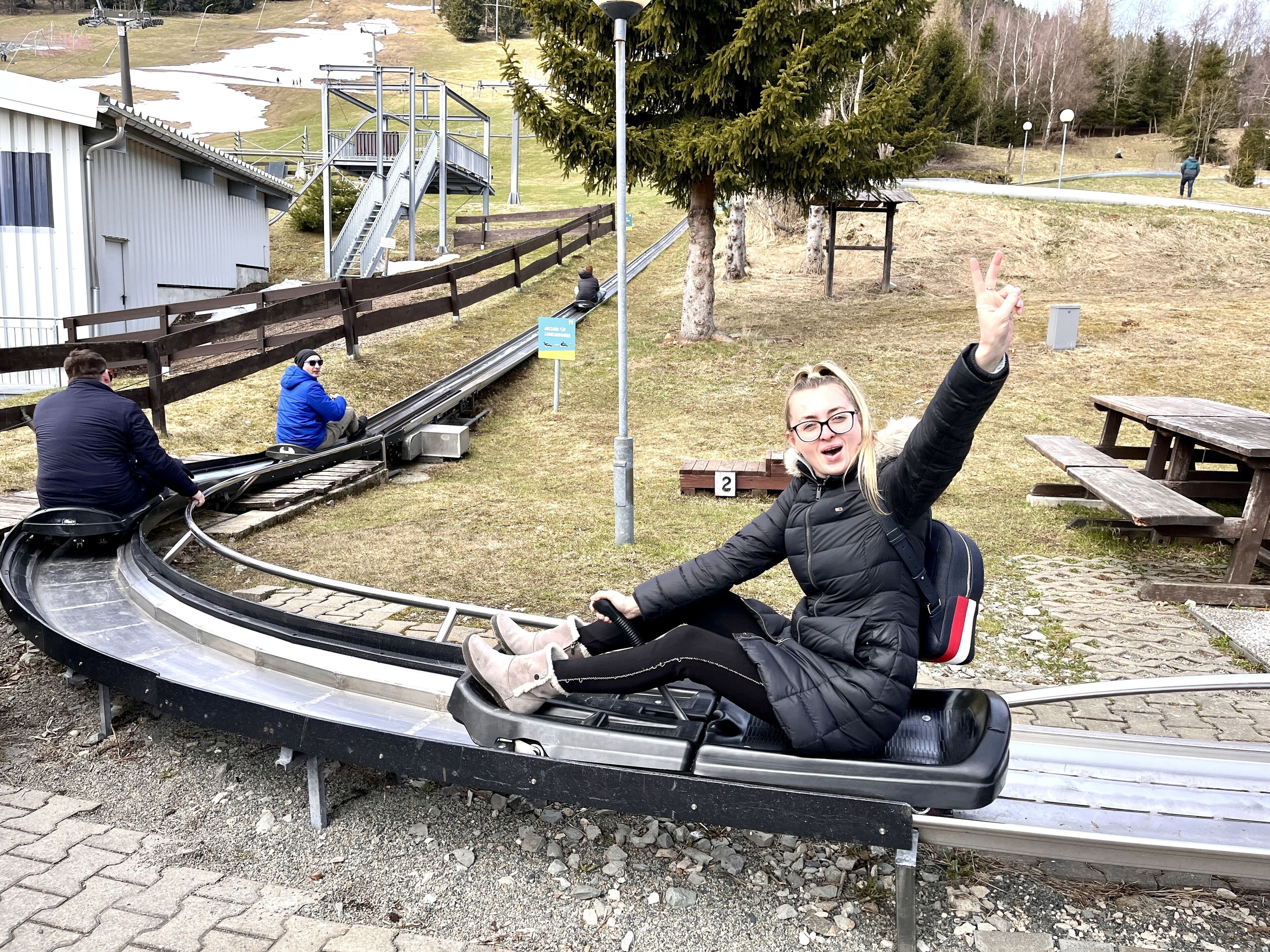 Une personne glisse sur une piste métallique incurvée.