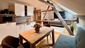 Un moderno apartamento tipo loft con cocina, comedor y zona de descanso.