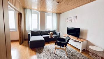 2 Zimmer Double-Double Apart Marktblick | Living area | Flat-screen TV