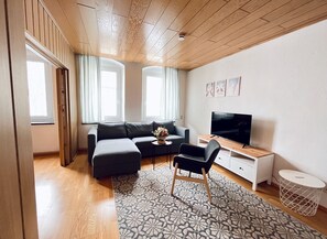 2 Zimmer Double-Double Apart Marktblick | Vardagsrum | Platt-tv