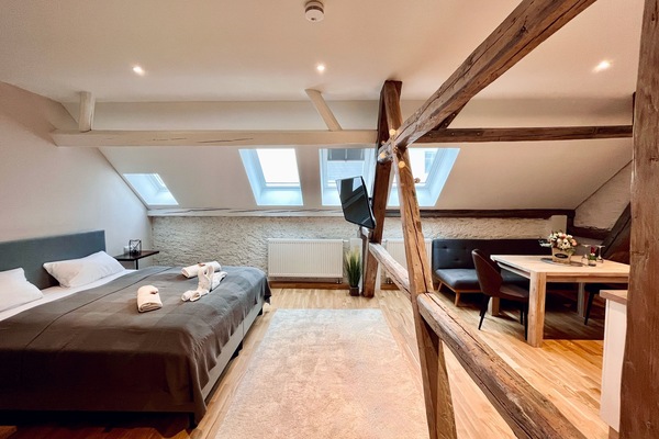 1,5 Zimmer Loft Bergblick & Marktblik | Ropa de cama hipoalergénica, edredón y cortinas blackout