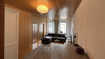 2 Zimmer Double-Double Apart Marktblick | Nappali | Síkképernyős tévé