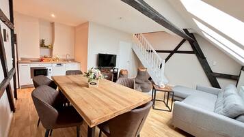 Un loft moderno con comedor, cocina y sala de estar.