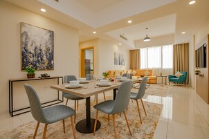 Apartamento premier, 2 quartos | Cofres nos quartos, escrivaninha, quartos à prova de som