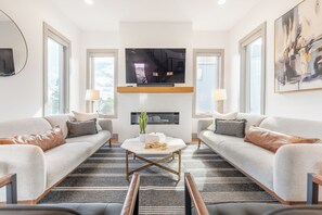 TV - The Onyx Opal - Balcony & Chef's Kitchen (Nashville)