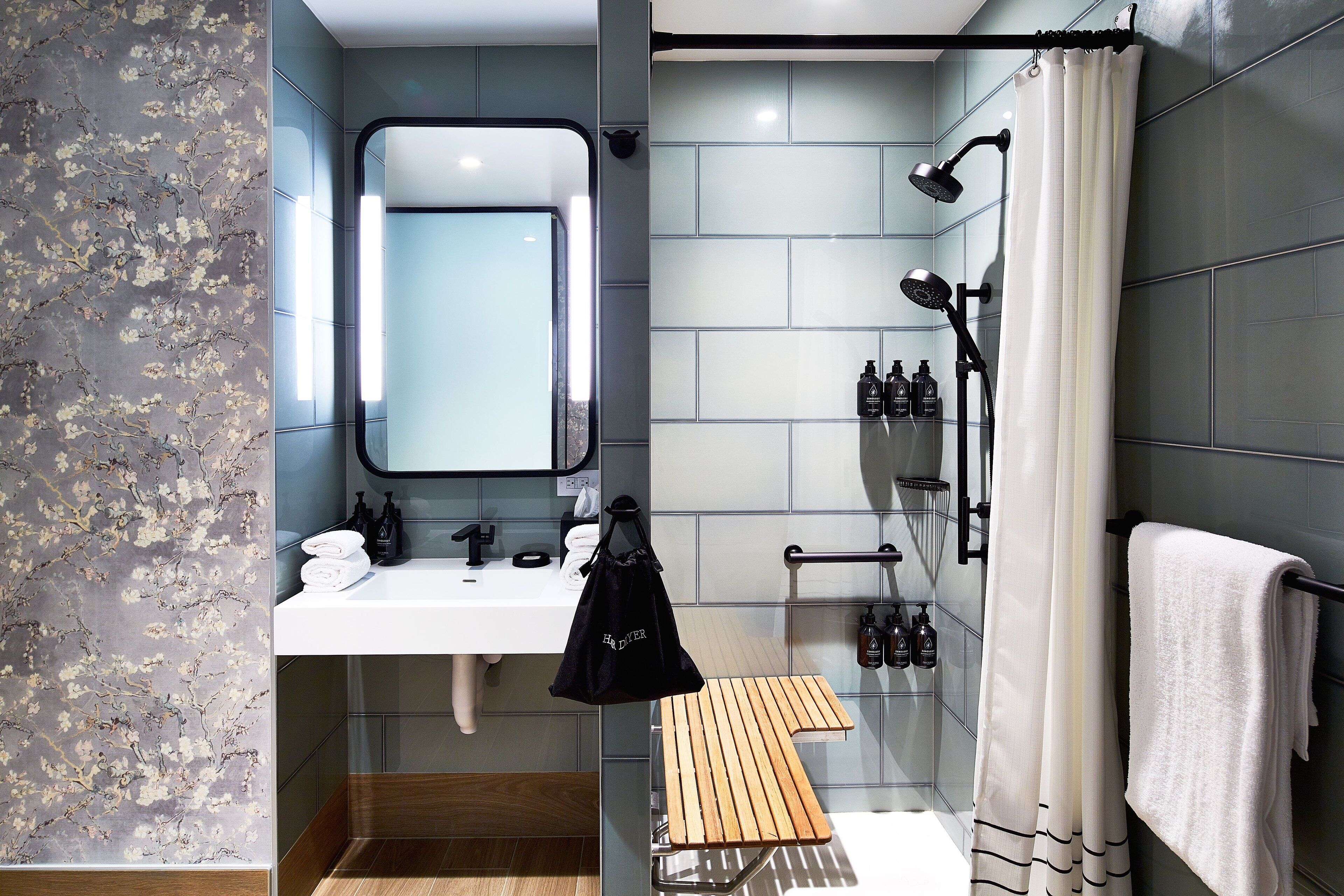 Shower, pancuran hujan,  dan handuk