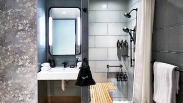 Ducha, cabezal de ducha tipo lluvia y toallas