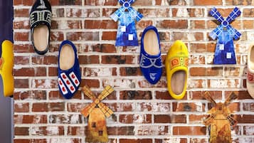 Un muro de ladrillo con varios molinos y zapatos exhibidos.