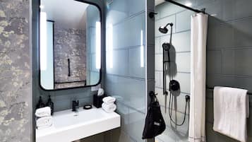Chambre Standard, 1 très grand lit, non-fumeur (Transfer Shower) | Salle de bain | Douche, douche cascade, serviettes fournies