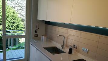 Frigorifero, microonde, forno, piano cottura