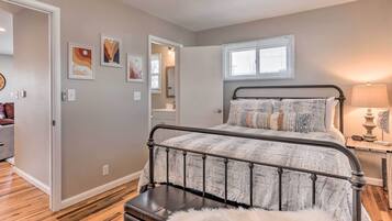 2 bedrooms, desk, iron/ironing board, free internet