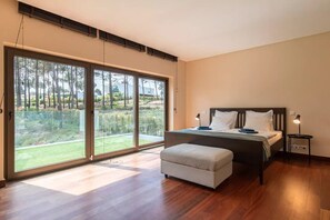 4 bedrooms, desk, iron/ironing board, travel crib