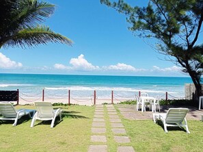 Plage, sable blanc, chaises longues