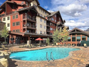 A multi-story hotel with a pool area, outdoor seating, and a mountain backdrop. - Largest Alpenglow Townhome - Hot Tub - Views - Steps to the slopes (Durango)