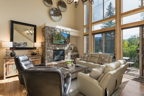 Largest Alpenglow Townhome - Hot Tub - Views - Steps to the slopes