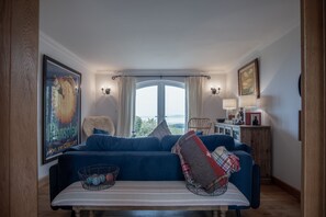 Exclusive-talo | Oleskelualue | 33–tuumainen televisio, jossa digitaalikanavat