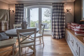 Exclusive House | Living area | 33-inch TV with digital channels - Highfield - 3 Bed - Llanmadoc (Swansea)