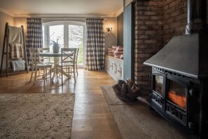 Exclusive House | Living area | 33-inch TV with digital channels - Highfield - 3 Bed - Llanmadoc (Swansea)