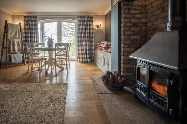 Exclusive House | Living area | 33-inch TV with digital channels - Highfield - 3 Bed - Llanmadoc (Swansea)