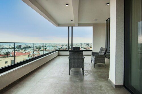  Phaedrus Living: Sea View Anna Residence 301