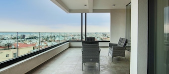 Phaedrus Living: Sea View Anna Residence 301