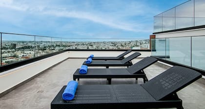 Phaedrus Living: Sea View Anna Residence 301