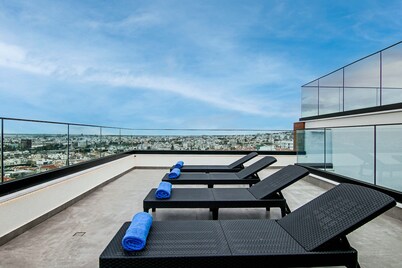  Phaedrus Living: Sea View Anna Residence 301