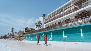 Un hotel frente a la playa con un balcón grande y piscina.