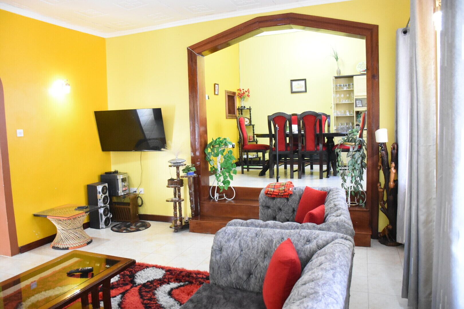 Smart-tv, bøger, stereoanlæg