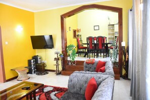 Smart-tv, bøger, stereoanlæg