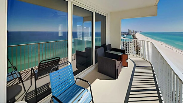 Un balcon avec vue sur l’océan et une plage.