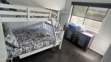 4 Schlafzimmer, Schreibtisch, Bügeleisen/Bügelbrett, kostenloses WLAN