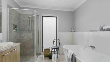 Badewanne, Haartrockner, Handtücher, Seife