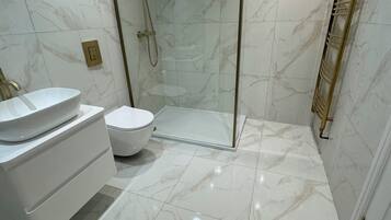 Combined shower/bathtub, towels, soap, toilet paper