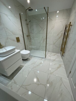 Combined shower/bathtub, towels, soap, toilet paper