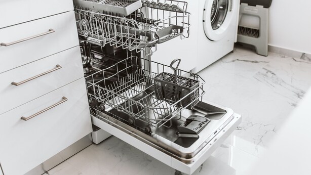 A modern kitchen with a dishwasher, a washing machine, and a trash bin. - NEW! Belém Riverside 2 bedrooms completely renovated (Lisboa)